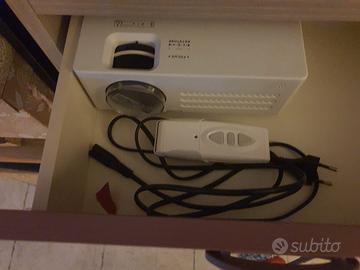 Videoproiettore con telecomando e telo