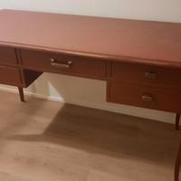 scrivania in legno massello color rosso barolo