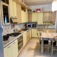 Cucina con elettrodomestici + tavolo e sedie