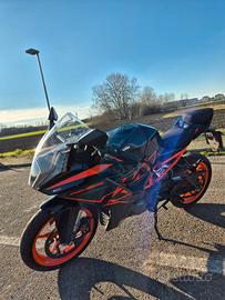 KTM RC 125 2023 NERA E ARANCIONE
