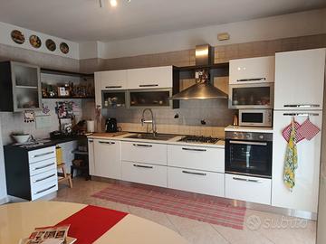 cucina completa di elettrodomestici