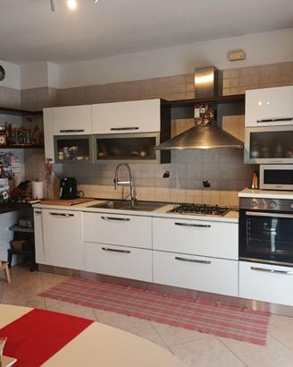 cucina completa di elettrodomestici
