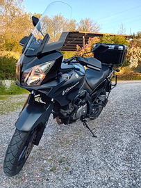 Suzuki V-storm 650 con acessori