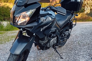 Suzuki V-storm 650 con acessori