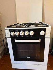 Cucina con forno elettrico e fornelli a gas