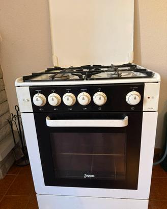 Cucina con forno elettrico e fornelli a gas