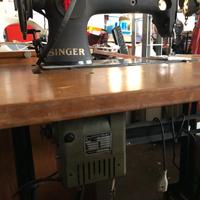 Antica macchina da cucire SINGER  con motore