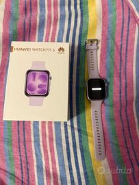 Huawei Watch Fit 5 colore argento e cinturino lill