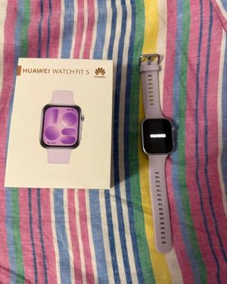Huawei Watch Fit 5 colore argento e cinturino lill