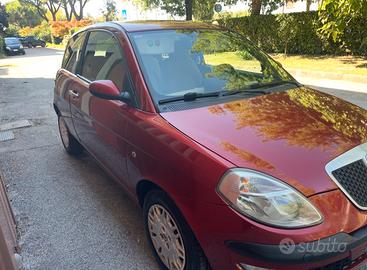 Automobile lancia ypsilon