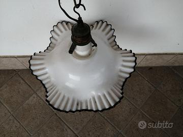 Grazioso lampadario a fiore in opalina