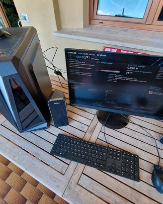 COMPUTER DESKTOP COMPLETO DI MONITOR