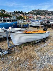 Barca con motore fuoribordo