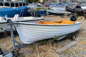 Barca con motore fuoribordo