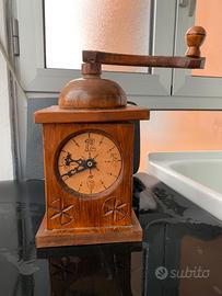 Orologio in legno fatto a mano, con disegni incisi