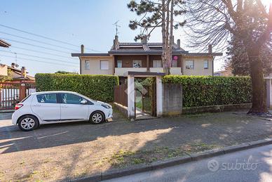 VILLA A SCHIERA A ARESE