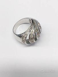 Anello bombato color argento con strass