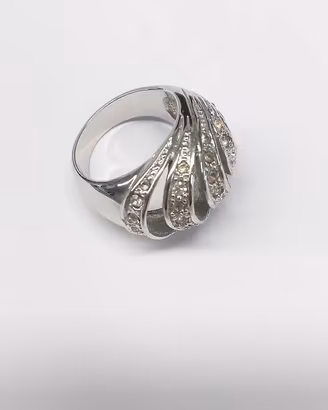 Anello bombato color argento con strass