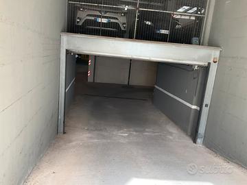 Posto auto coperto all interno di area privata -