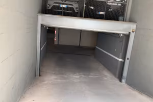Posto auto coperto all interno di area privata -