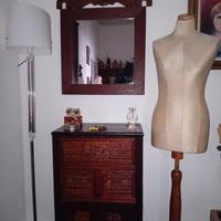 mobiletto in legno con elementi in bambù 