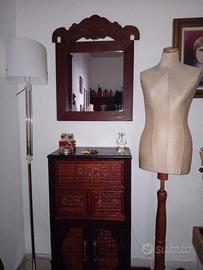 mobiletto in legno con elementi in bambù 