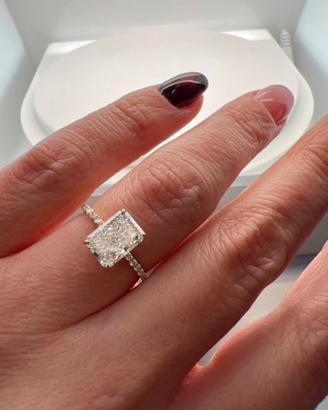 Anello in oro giallo con diamanti 3.27Ct