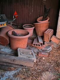 Vasi in plastica e terracotta