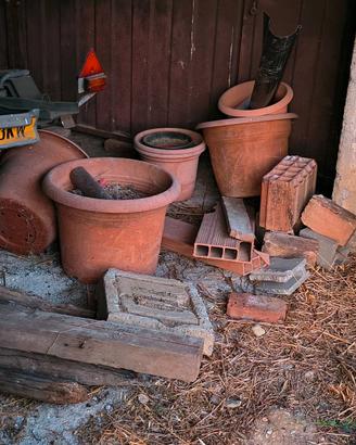 Vasi in plastica e terracotta