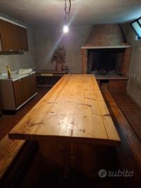 Tavolo rettangolare in legno con panche