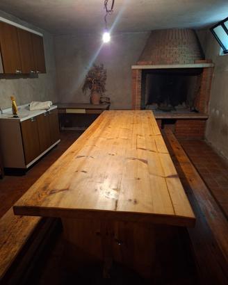 Tavolo rettangolare in legno con panche