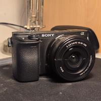 Sony A6400 + batterie con caricatore + kit pulizia