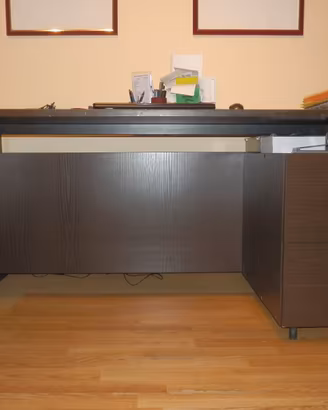SCRIVANIA IN LEGNO LAMINATO MARRONE CON PANNELLO F