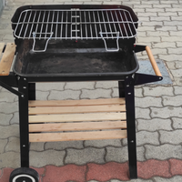 Barbecue con rotelle e kit attrezzi