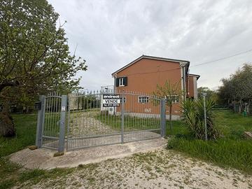 Casa singola con corte privata, zona Pradellona