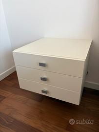 2 comodini sospesi con 3 cassetti