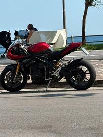 Triumph 1200 rr