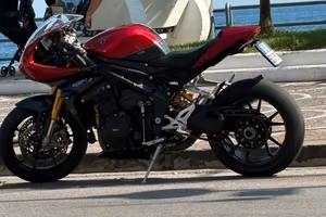 Triumph 1200 rr