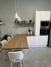 Penisola cucina con elettrodomestici