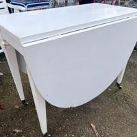 Tavolo a bandelle antico con ruote