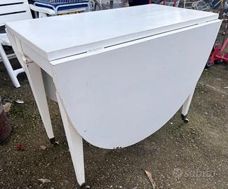 Tavolo a bandelle antico con ruote