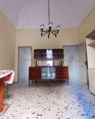 Casa di 80mq al piano terra con area libera
