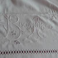 Antico lenzuolo in lino con ricami Buon Riposo
