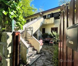 VILLA A SCHIERA A VALENTANO