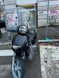 Scarabeo 250 incidentato