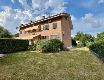 Villa di testa con ampio giardino privato
