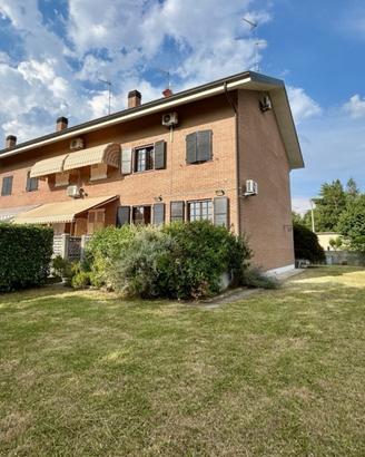 Villa di testa con ampio giardino privato