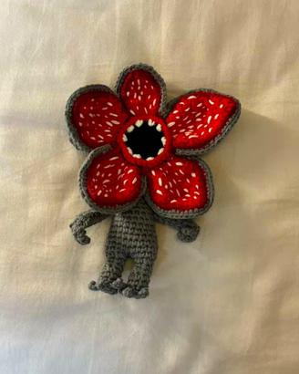 peluche all’uncinetto fatto a mano del Demogorgone