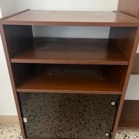 Mobile con ripiani e sportello in vetro