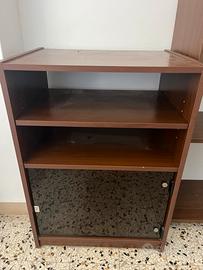 Mobile con ripiani e sportello in vetro